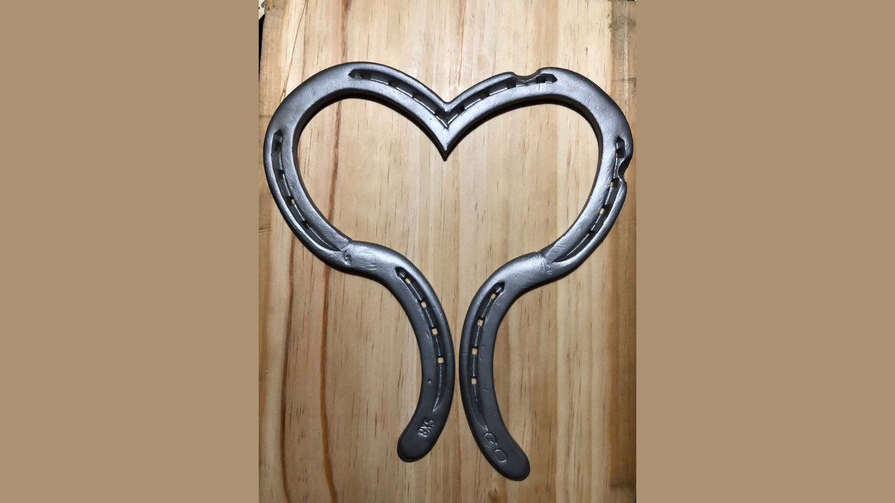 Horseshoe cross with heart  Horseshoe art, Horse shoe cross, Horseshoe