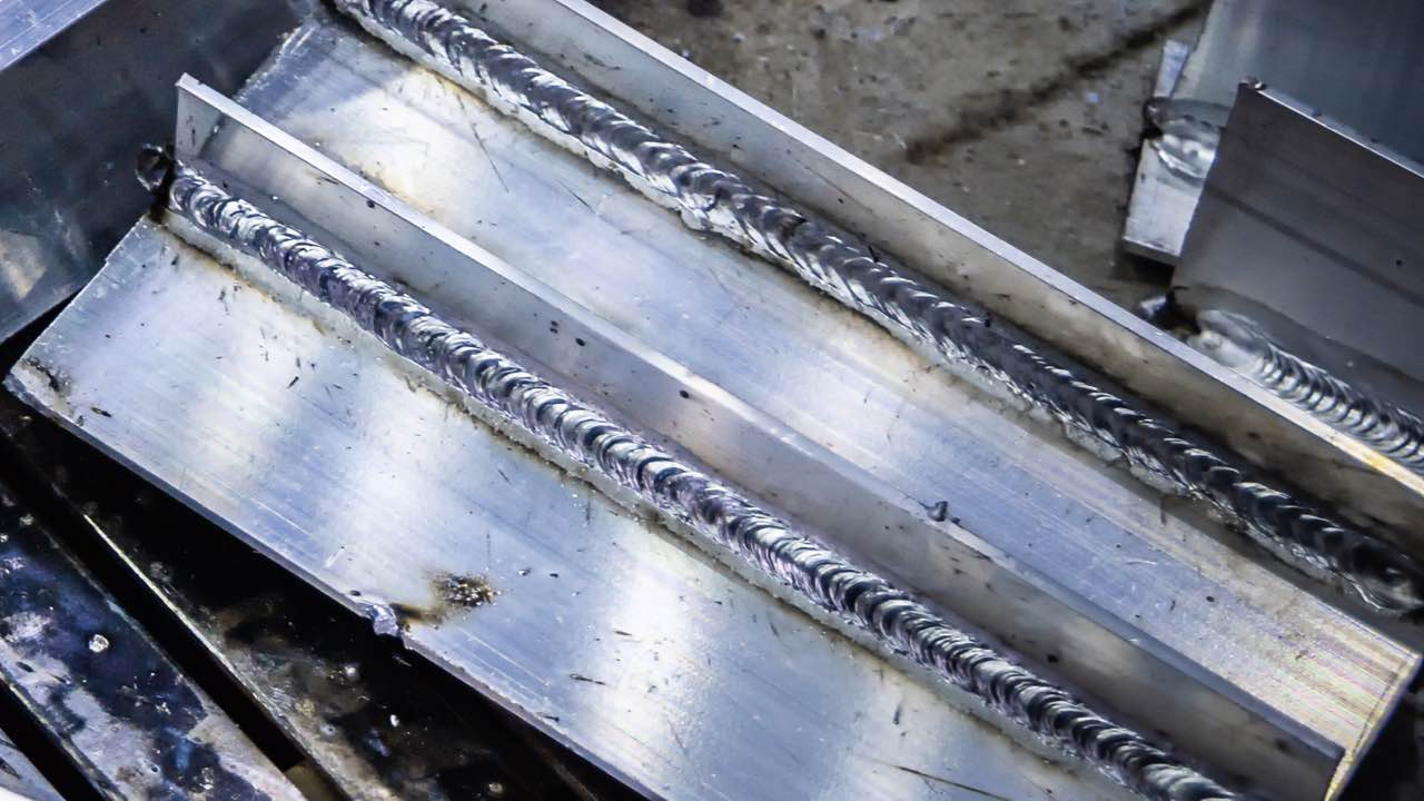 Che cos'è la saldatura TIG (GTAW) e come funziona Mig-welding-stainless-steel-beads